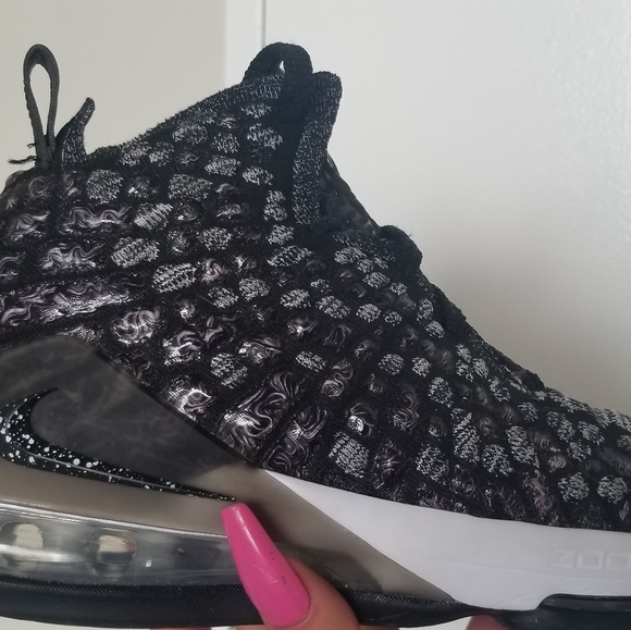 Lebron 17 youth - Picture 2 of 13